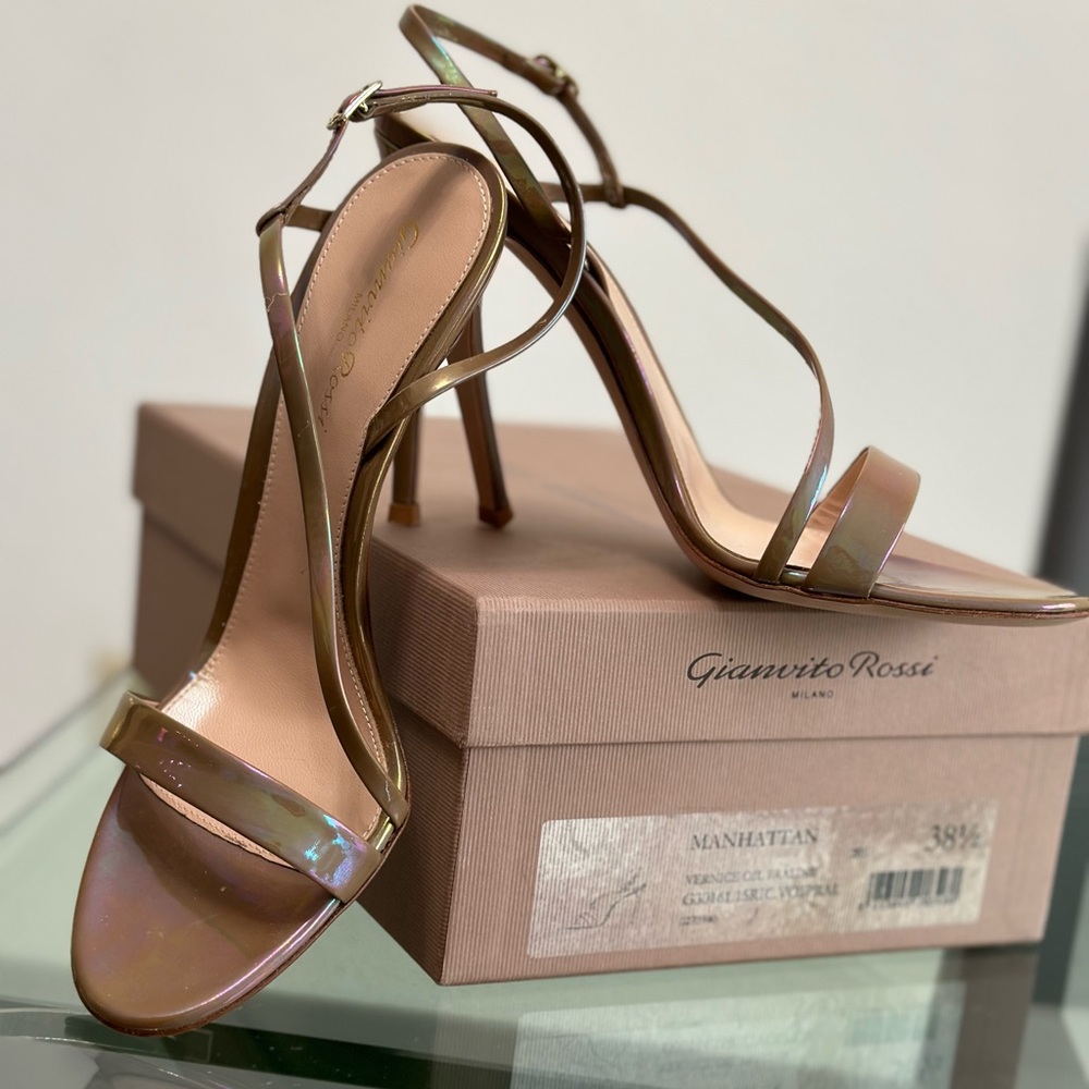 Gianvito Rossi Manhattan Vernice Oil Praline Heeled Sandals